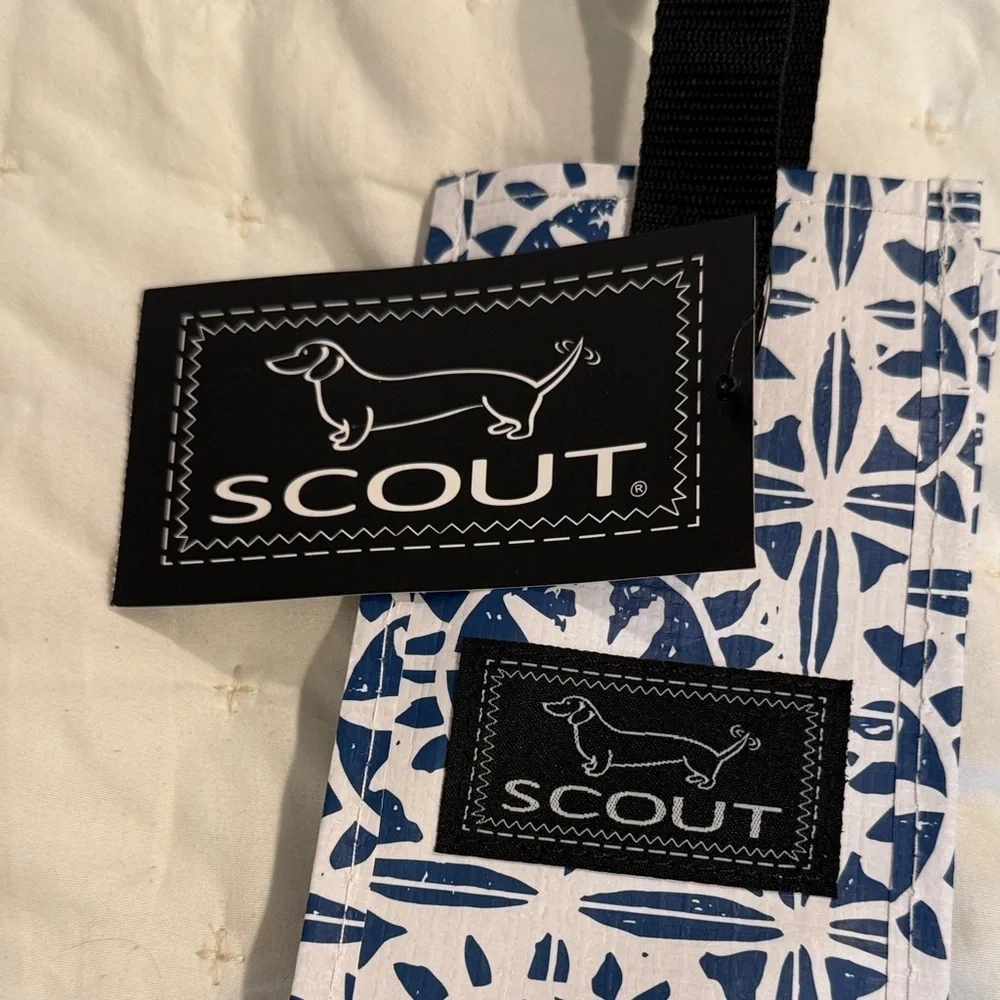 Scout Navy and White Spirit Liftah Wine Tote (42)